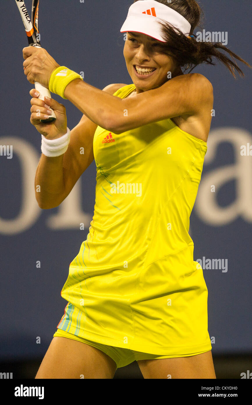 Ana Ivanovic (SRB) im Wettbewerb beim 2012 uns Open Tennisturnier, Flushing, New York. USA. 1. September. Stockfoto
