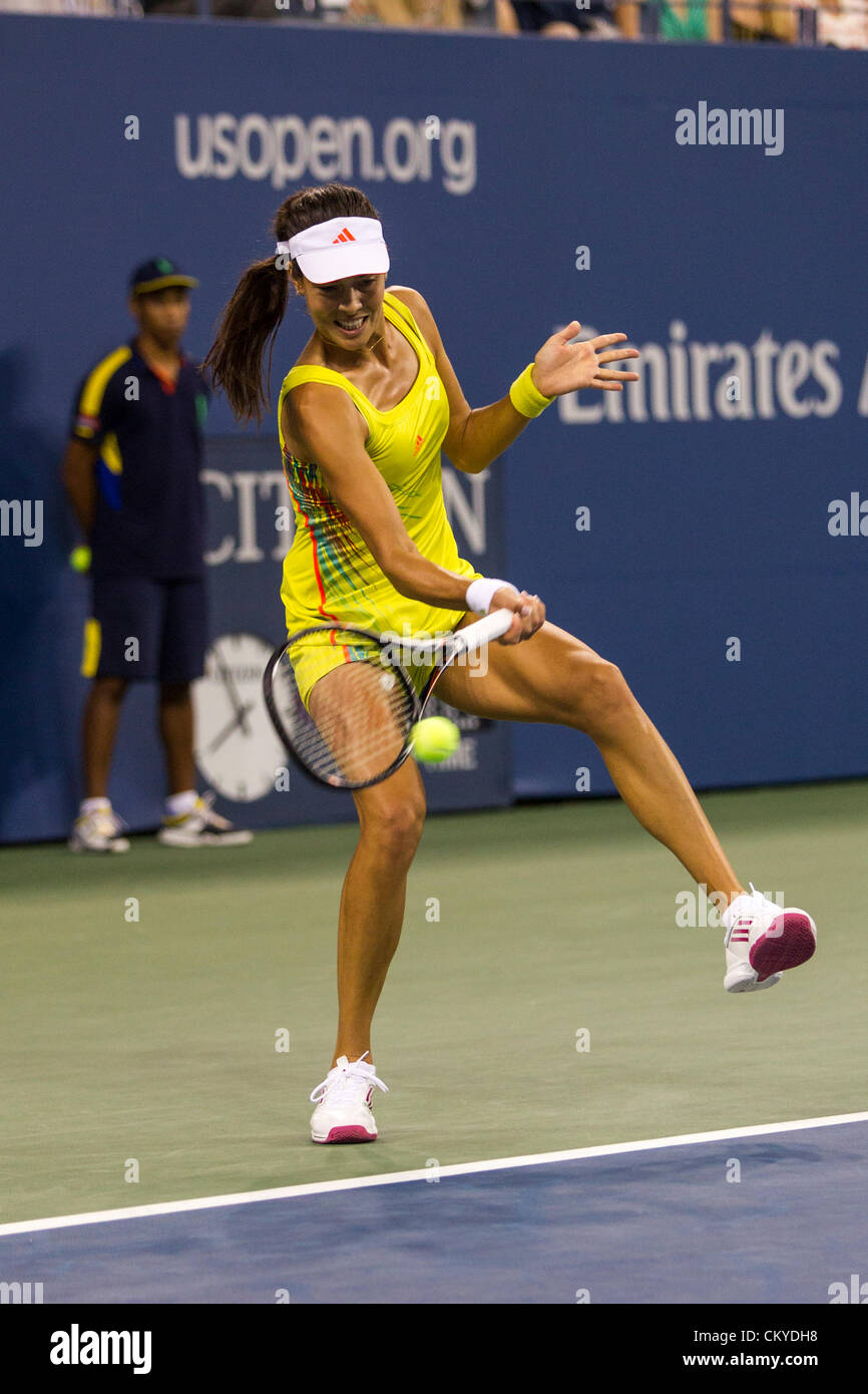Ana Ivanovic (SRB) im Wettbewerb beim 2012 uns Open Tennisturnier, Flushing, New York. USA. 1. September. Stockfoto