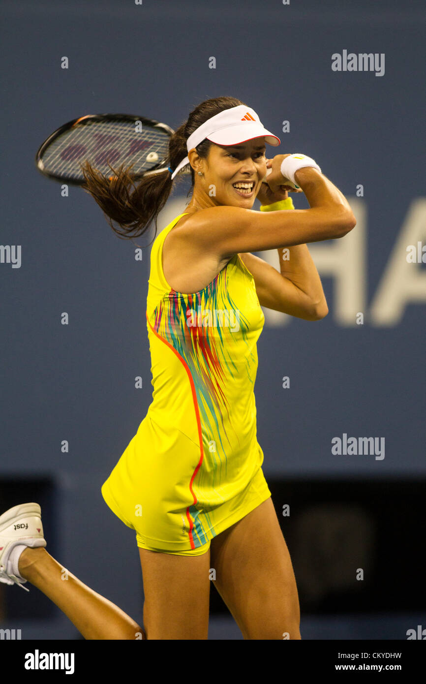 Ana Ivanovic (SRB) im Wettbewerb beim 2012 uns Open Tennisturnier, Flushing, New York. USA. 1. September. Stockfoto