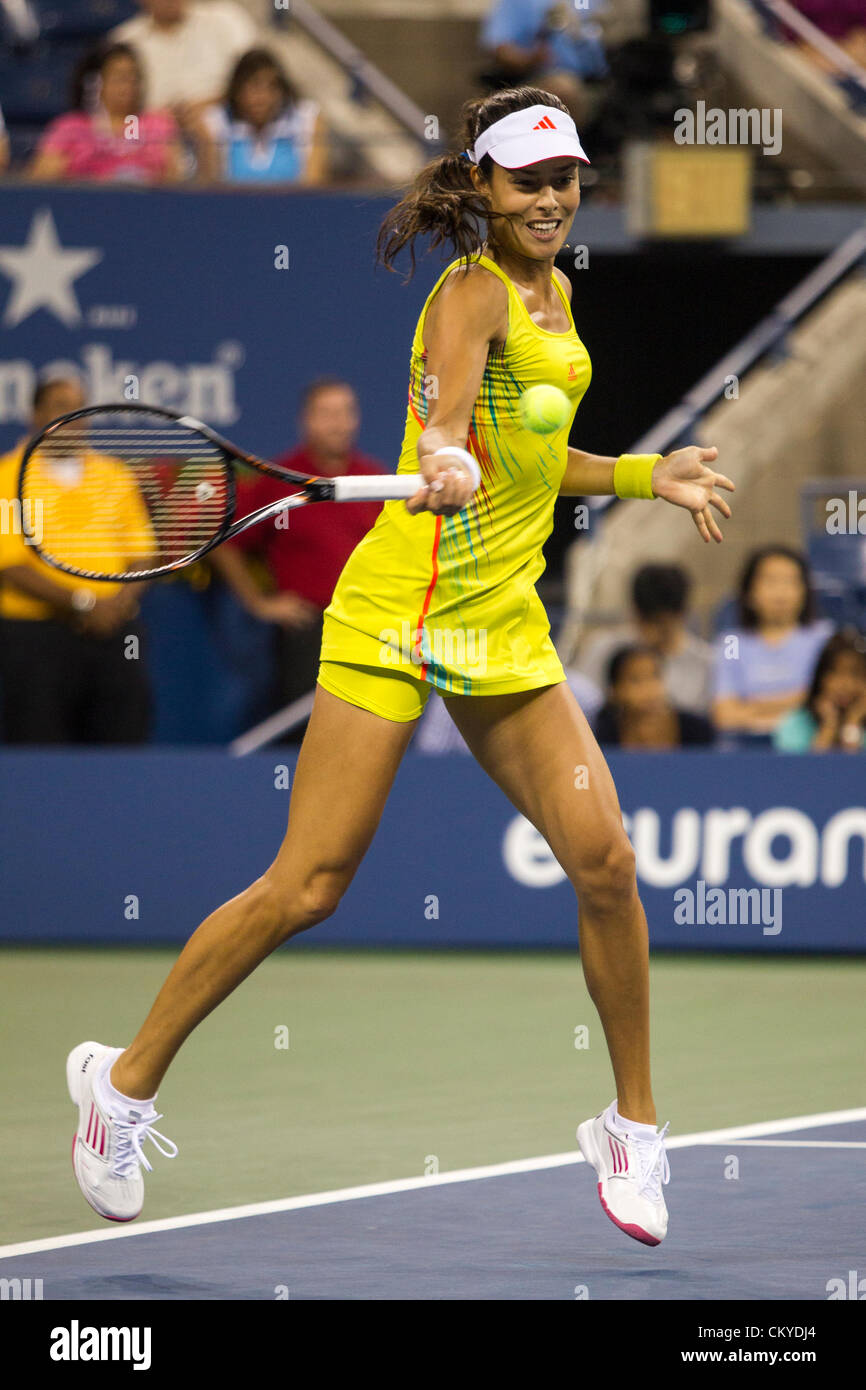 Ana Ivanovic (SRB) im Wettbewerb beim 2012 uns Open Tennisturnier, Flushing, New York. USA. 1. September. Stockfoto