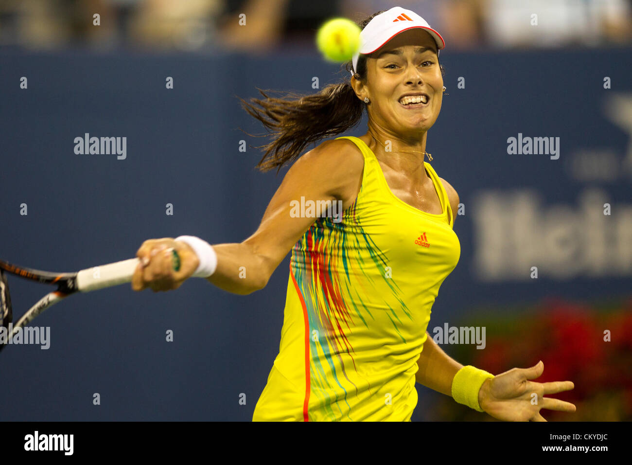 Ana Ivanovic (SRB) im Wettbewerb beim 2012 uns Open Tennisturnier, Flushing, New York. USA. 1. September. Stockfoto