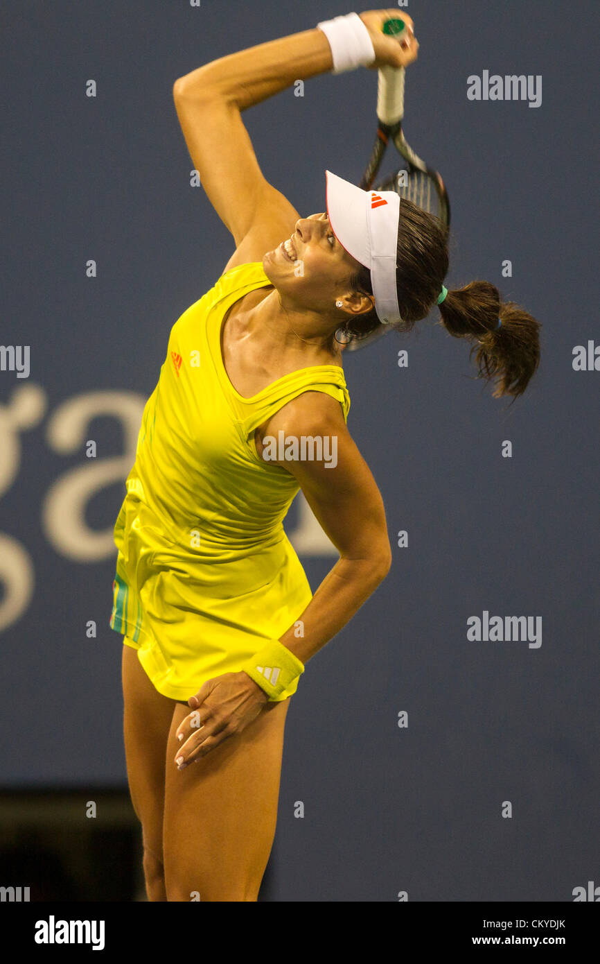 Ana Ivanovic (SRB) im Wettbewerb beim 2012 uns Open Tennisturnier, Flushing, New York. USA. 1. September. Stockfoto