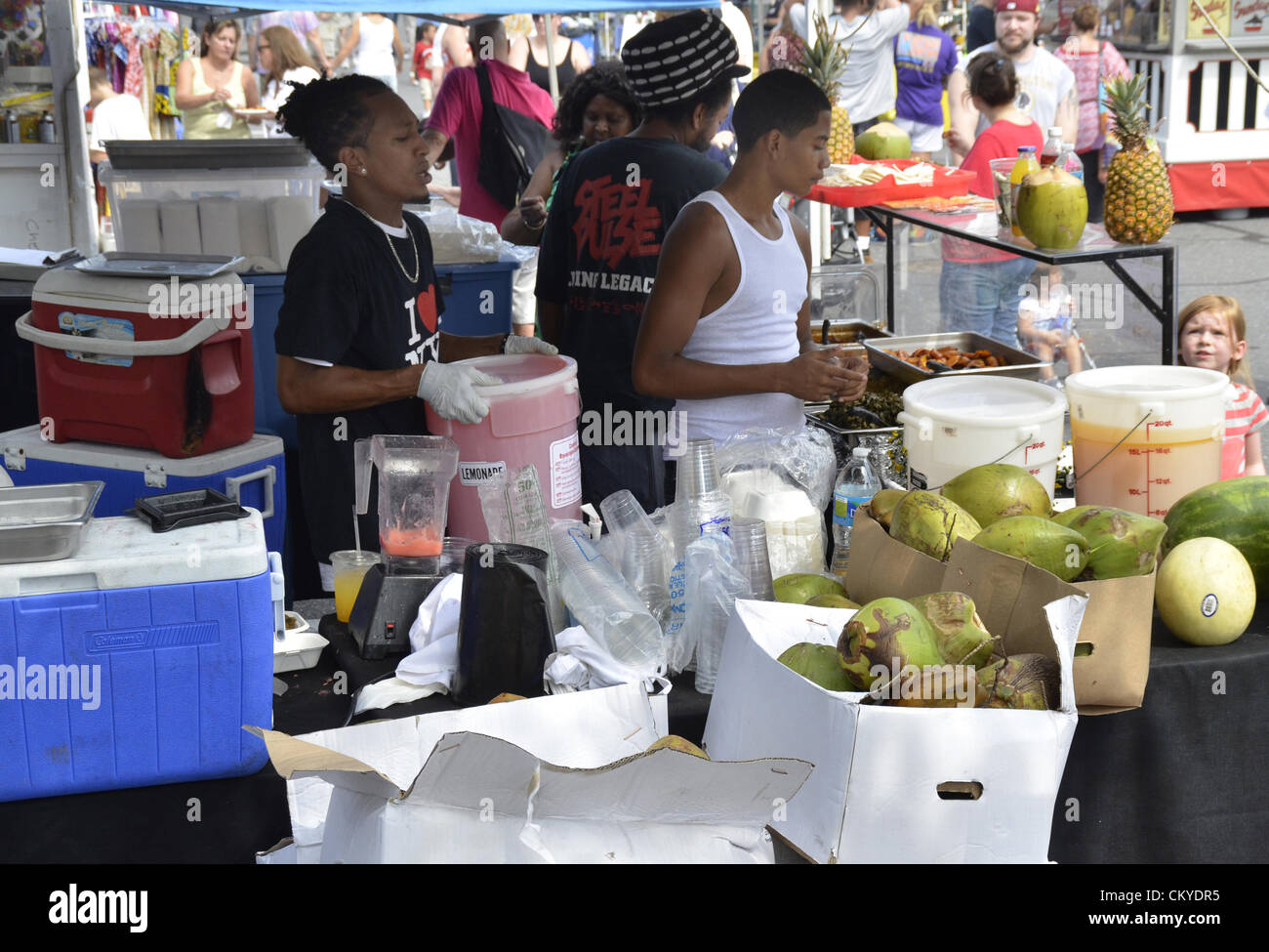 2. September 2012 Greenbelt, Maryland USA - Hunderte auftauchen, für die jährliche Labor Day Festival Arbeiter Vorbereitung Essen an einem der mehreren Gastronomiestände auf der Labor Day Parade in Greenbelt, Maryland arbeiten Stockfoto