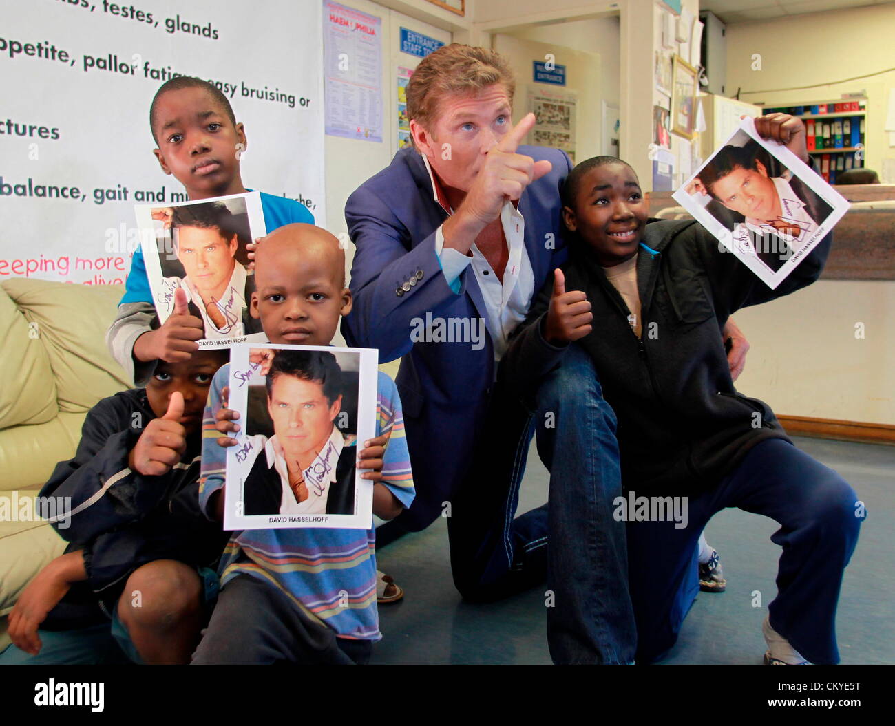 JOHANNESBURG, Südafrika: David Hasselhoff spricht mit jungen Krebspatienten im Chris Hani Baragwanath Krankenhaus am 31. August 2012 in Johannesburg, Südafrika. Hasselhoff besucht das Krankenhaus in Südafrika, im Avastar Night Club am 1. September 2012 durchzuführen. (Foto von Gallo Images / Sunday Times / Simphiwe Nkwali) Stockfoto