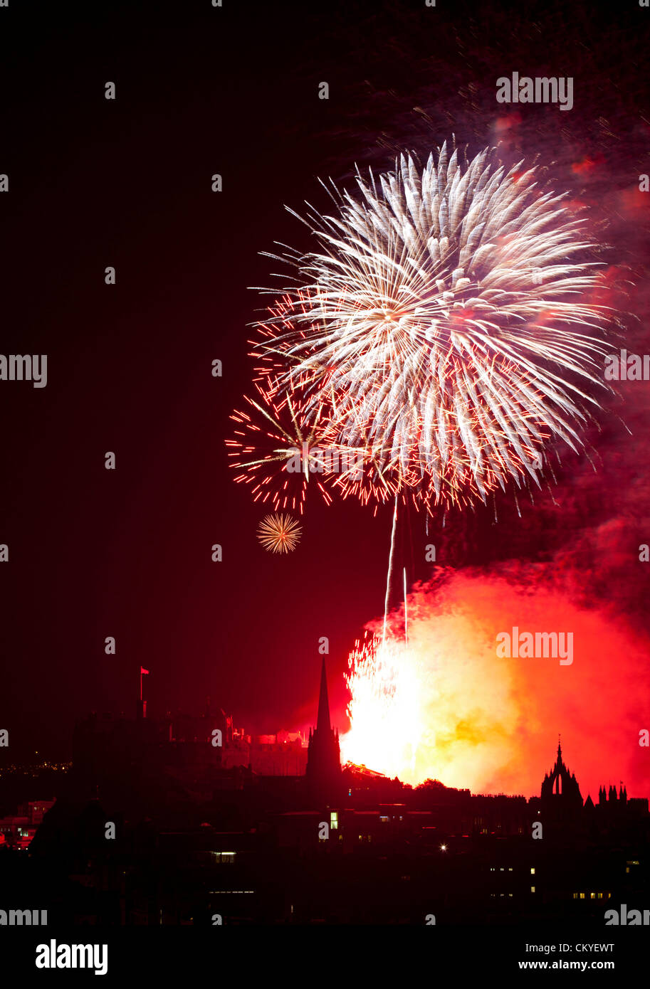 Edinburgh, UK. 2. September 2012. Edinburgh International Festival Feuerwerk Konzert 2012 anzeigen das jährliche Feuerwerk von der Burg Mark Ende des Edinburgh Festivals. Gesponsert von Virgin Money. Stockfoto