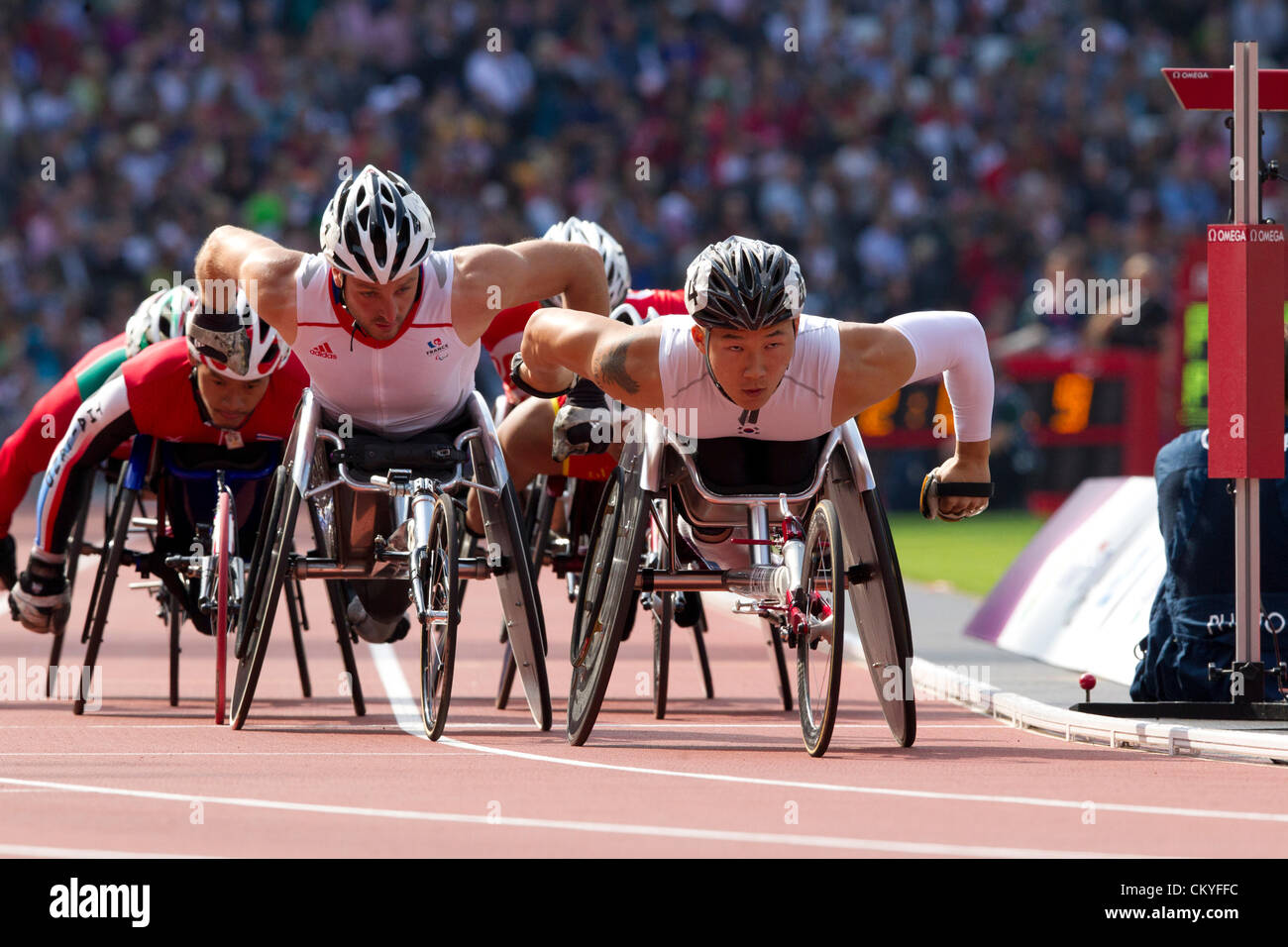 Frankreichs Julien Casoli (l) Schlachten Yang Liu aus China in die Hitze der Männer 1500 m T54 Halbfinale bei den Paralympics in London Stockfoto