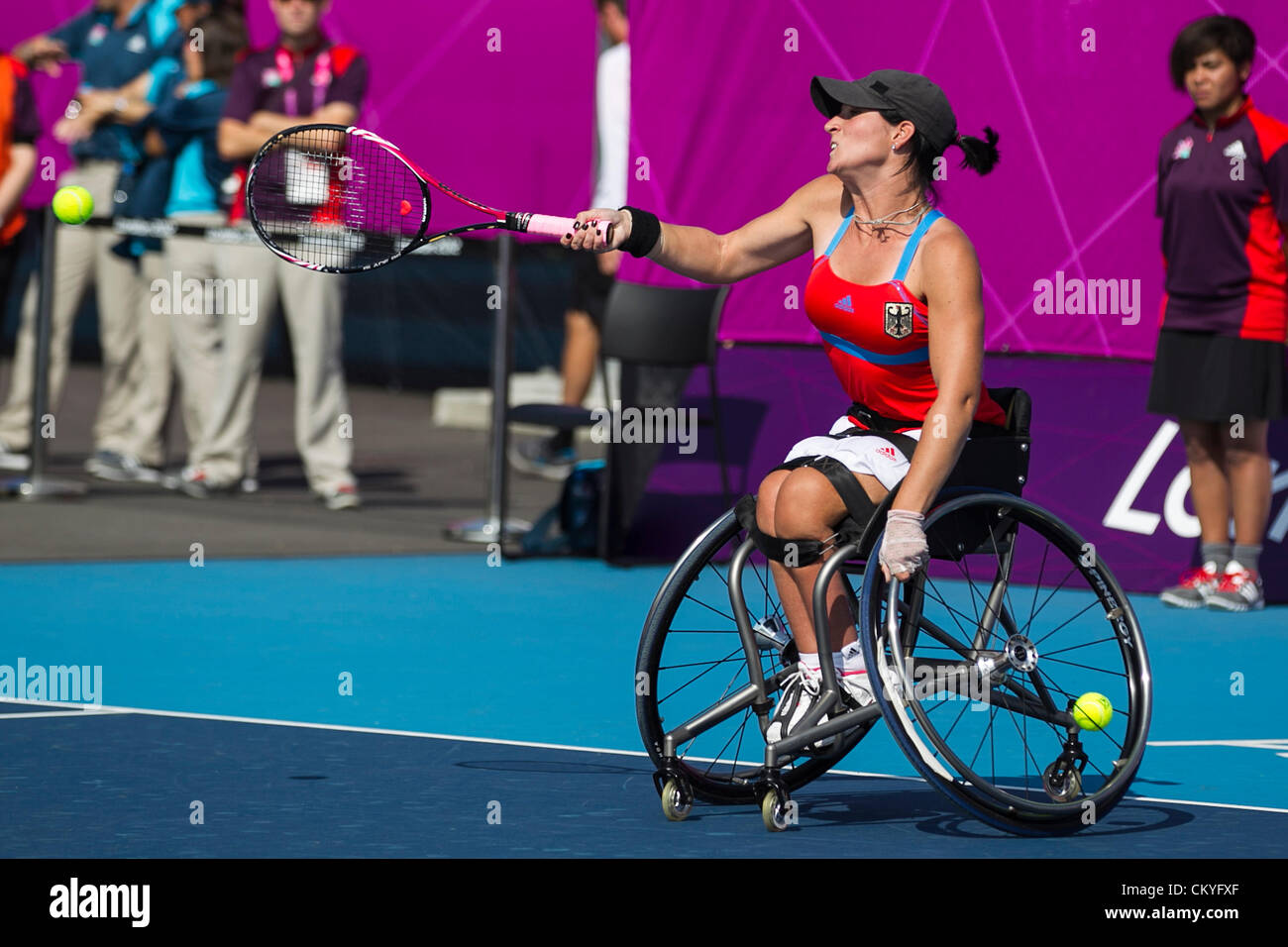 03.09.2012 London, England. Katharina Krüger (GER) in Aktion während ihrer zweiten Runde Damen-Einzel-Match gegen die erste gesetzte Esther VERGEER (NED) am Tag 5 der Paralympischen Spiele in London 2012 im Rollstuhl-Tennis von Eton Manor.  VERGEER gewann das Match 6: 0 6: 0. Stockfoto