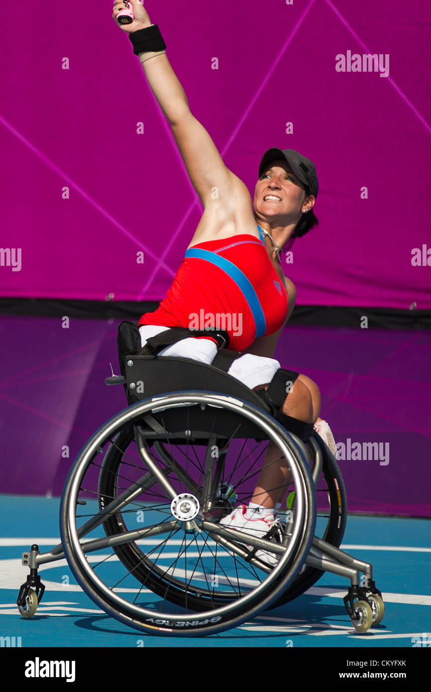 03.09.2012 London, England. Katharina Krüger (GER) in Aktion während ihrer zweiten Runde Damen-Einzel-Match gegen die erste gesetzte Esther VERGEER (NED) am Tag 5 der Paralympischen Spiele in London 2012 im Rollstuhl-Tennis von Eton Manor.  VERGEER gewann das Match 6: 0 6: 0. Stockfoto