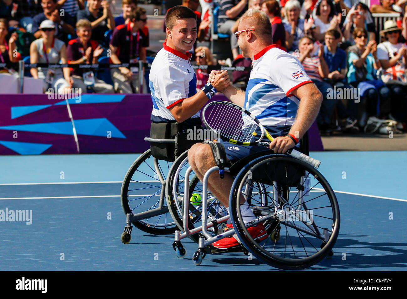 03.09.2012 London, England. Gordon REID und Marc MCARROLL gratulieren einander nach ihrem zweiten Vorrundenspiel gegen Mike DENAYER und Joachim GERARD im Herrendoppel am Tag 5 der Paralympischen Spiele in den Rollstuhl-Tennis von Eton Manor zu gewinnen. Stockfoto