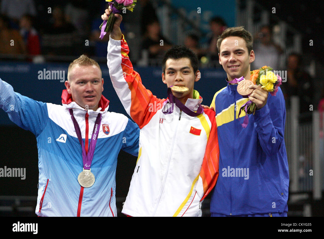 03.09.2012. London, England. Die Gewinner des Herreneinzel - Klasse 8 Tischtennis während Tag3 der Paralympics London von der Excel-Arena. Shuai Zhao (CHI) Gold Mitte, Richard Csejtey (SLO) Silber links und rechts Emil Andersson (SWE) Bronze. Stockfoto