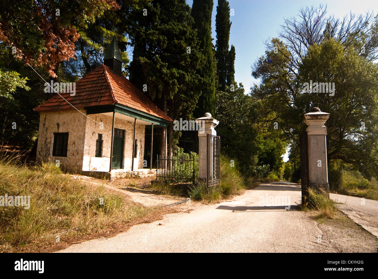 Tatoi: Der Haupteingang - Tatoi ursprünglich war die Sommerresidenz der griechischen Königsfamilie das schließlich als ganzjährig zuhause genutzt wurde und der Geburtsort von König George II. Das Anwesen liegt ca. 20 km nördlich von Athen in der Nähe von Dekeleia. Ca. 1km vom wichtigsten Residency ist der griechischen königlichen Friedhof. Das Anwesen gehört auch die königliche Höfe. Fotos aus dem Jahr 2008. 3. September 2012. Athen, Griechenland. Die griechische Regierung in dieser Woche angekündigt, dass die ehemaligen königlichen Anwesen Tatoi war gesetzt werden für Verkauf oder Vermietung von der Privatisierung Staatsfonds (TAIPED). Stockfoto