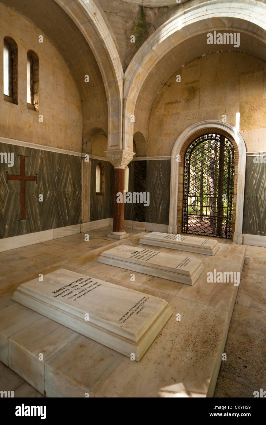 Tatoi: Grave in das Mausoleum von links nach rechts: König Constantine I. (1868 – 1923), Sophie von Preußen (1870-1932), Königin und König Alexander i. von Griechenland (1893-1920). -Tatoi war ursprünglich die Sommerresidenz des griechischen Königshauses die schließlich als ganzjährig zuhause genutzt wurde und der Geburtsort von König George II. Das Anwesen liegt ca. 20 km nördlich von Athen in der Nähe von Dekeleia. Ca. 1km vom wichtigsten Residency ist der griechischen königlichen Friedhof. Das Anwesen gehört auch die königliche Höfe. Fotos aus dem Jahr 2008. 3. September 2012. Athen, Griechenland. Die griechische Regierung in dieser Woche angekündigt Stockfoto
