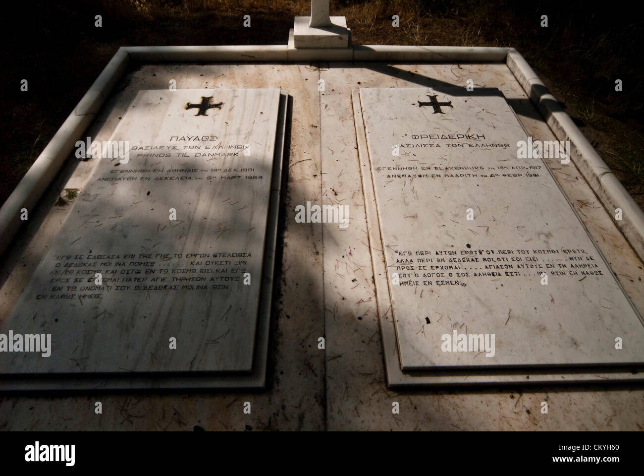 Tatoi: Der königliche Friedhof von Tatoi. Das Grab von König Paul i. (1901-1964) und seine Frau Königin Friederike (1917 – 1981). -Tatoi war ursprünglich die Sommerresidenz des griechischen Königshauses die schließlich als ganzjährig zuhause genutzt wurde und der Geburtsort von König George II. Das Anwesen liegt ca. 20 km nördlich von Athen in der Nähe von Dekeleia. Ca. 1km vom wichtigsten Residency ist der griechischen königlichen Friedhof. Das Anwesen gehört auch die königliche Höfe. Fotos aus dem Jahr 2008. 3. September 2012. Athen, Griechenland. Die griechische Regierung in dieser Woche angekündigt, dass die ehemaligen königlichen Anwesen Tatoi war gestellt werden Stockfoto