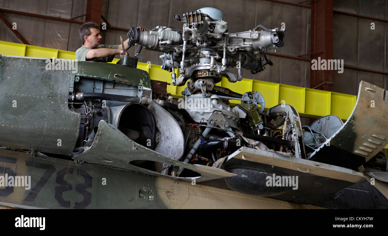 Tschechische Armee Techniker helfen mit Service der afghanischen Luftwaffe Hubschrauber Mi-24/35 eine Mi-171 auf der Basis KAIA, in der Nähe von Kabul, Afghanistan am 3. September 2012. (CTK Foto/Jakub Dospiva) Stockfoto