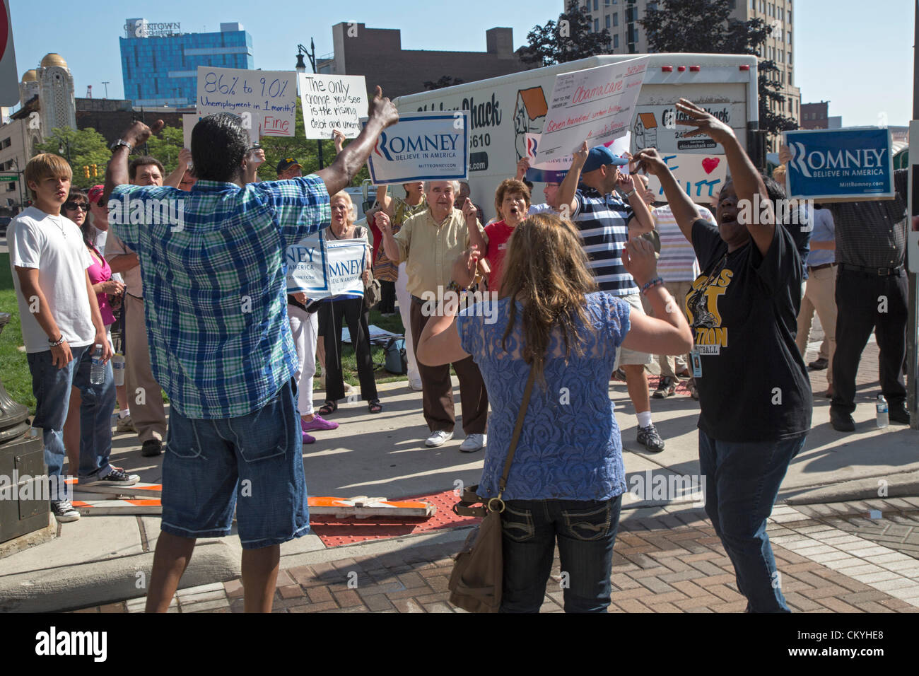 Detroit, Michigan - drei Obama Unterstützer (Rücken zur Kamera) argumentieren mit Mitt Romney Anhänger in der Nähe eine Obama-Biden-Wiederwahl-Rallye von Vize-Präsident Joe Biden angesprochen. Stockfoto