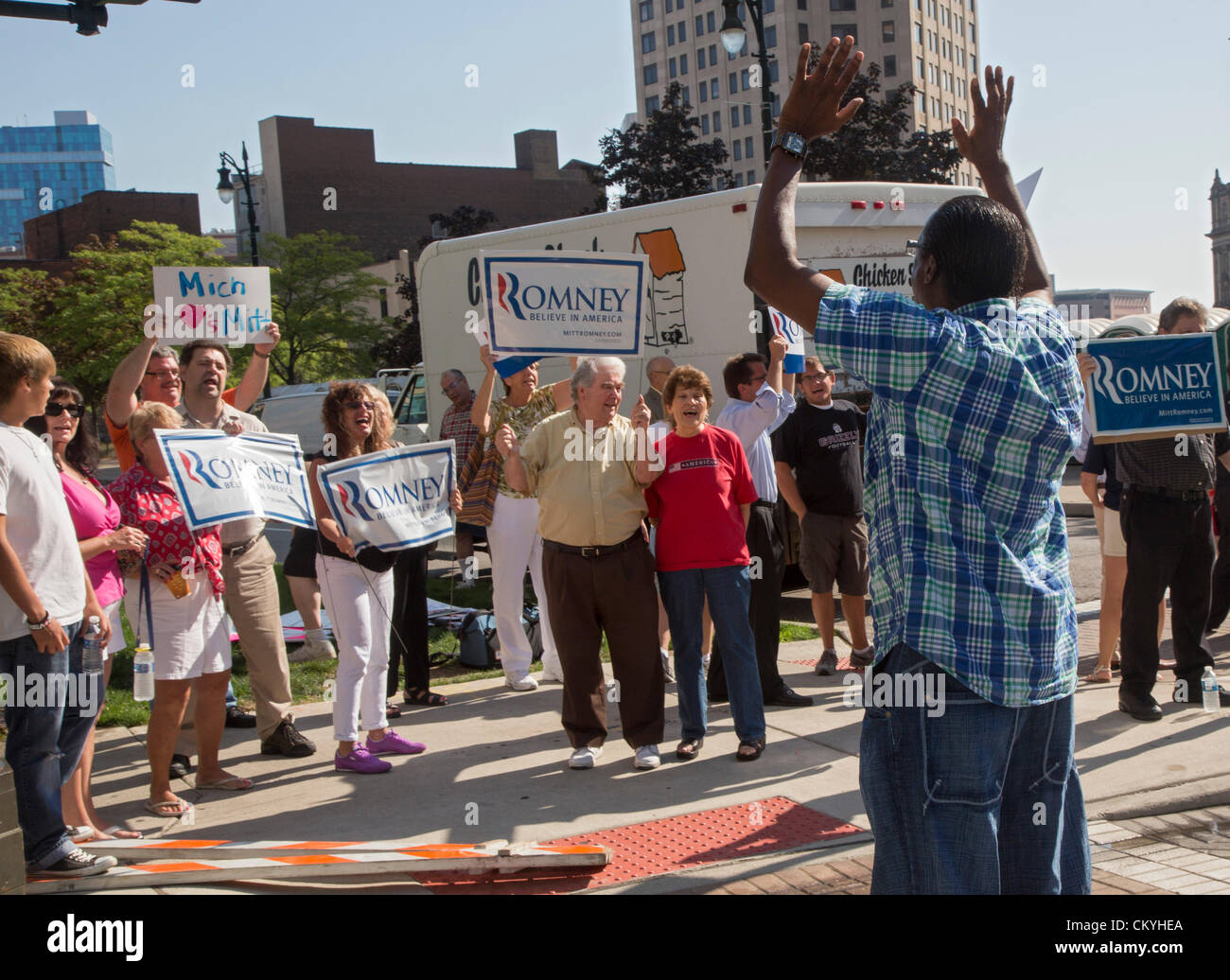 Detroit, Michigan - argumentiert ein Obama-Anhänger mit Mitt Romney Anhänger in der Nähe eine Obama-Biden-Wiederwahl-Rallye von Vize-Präsident Joe Biden angesprochen. Stockfoto