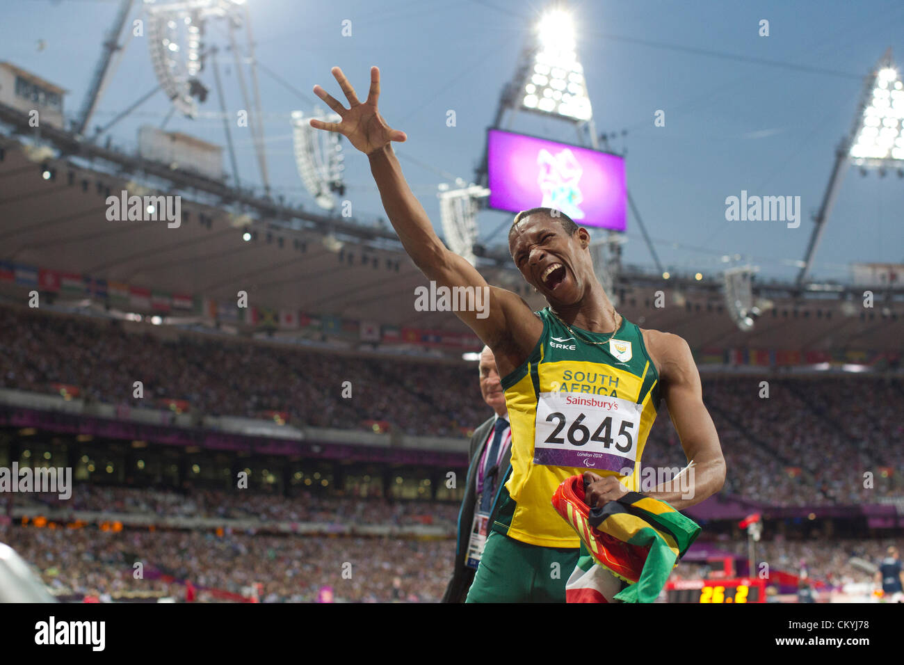 3. September 2012 London, Vereinigtes Königreich: Südafrikas Union Sekailwe Gesten, die ausverkauftem Haus in Olympiastadion nach seinem dritten Platz in der Herren-400 Meter T38-Klasse bei den Paralympics in London zu beenden. Stockfoto