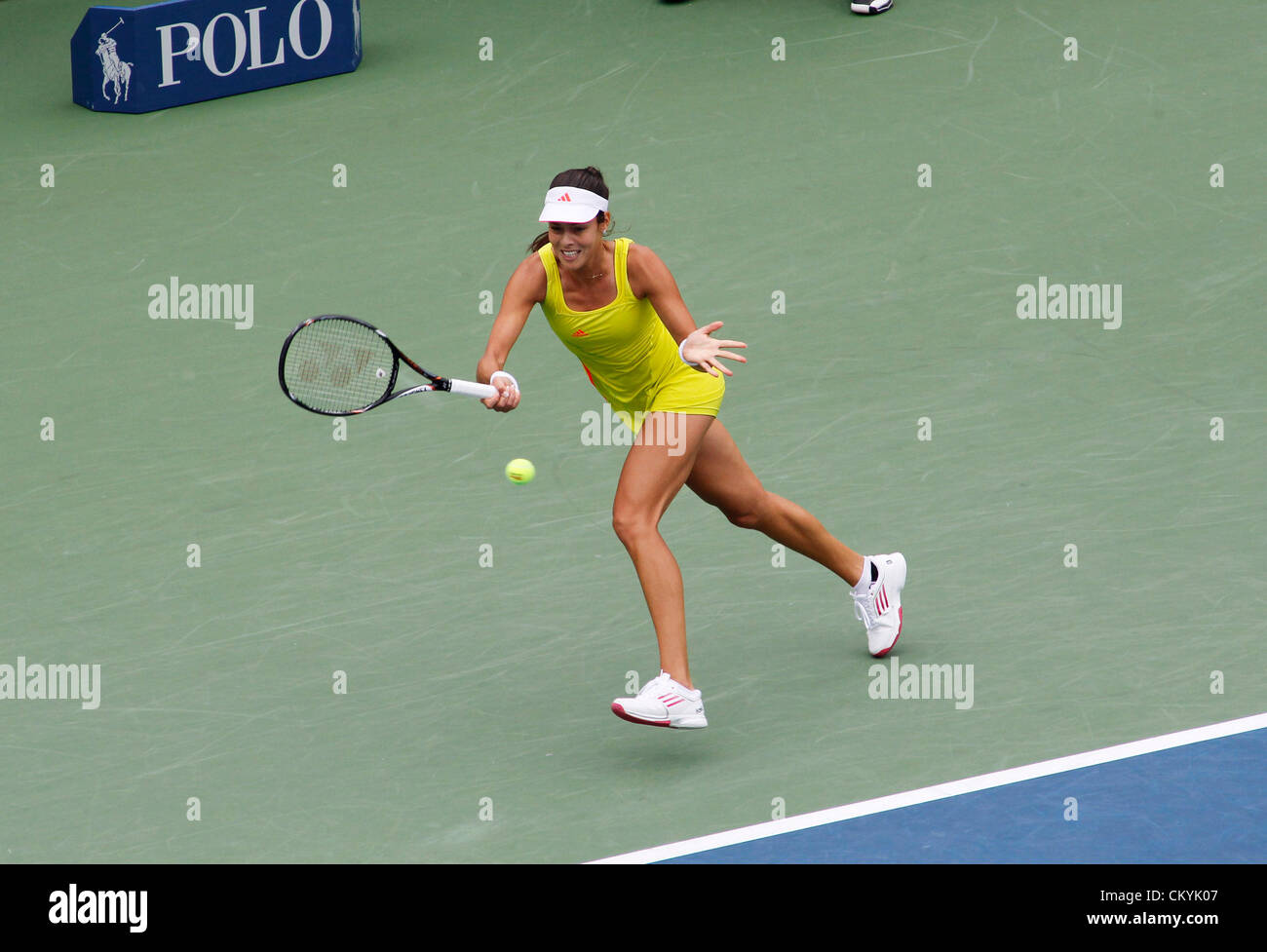 03.09.2012. Flushing, NY, USA.  Ana Ivanovic (SRB) kehrt Volley gegen Tsvetana Pironkova (BUL) in ihrem Womens-Forth-Vorrundenspiel bei den US Open im Arthur Ashe Stadium bei Billie Jean King Tennis Center in Flushing, New York. Ivanovic Niederlagen Pironkova in zwei Sätzen nach dem Spielstand von 6: 0, 6: 4. Stockfoto