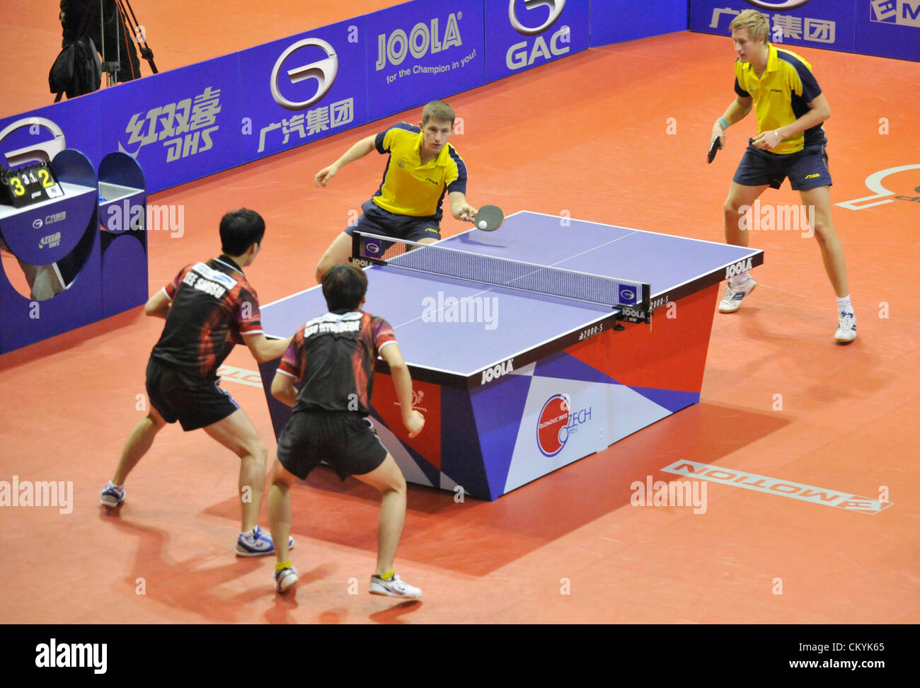 Ich Sang-soo und So Hjon-Tok aus Korea sind besiegte Kristian Karlsson und Mattias Karlsson aus Schweden im Finale der Herren Doppel-Turnier der World Tour in Olomouc, Tschechische Republik, September 2,2012. (CTK Foto/Ludek Petrina) Stockfoto