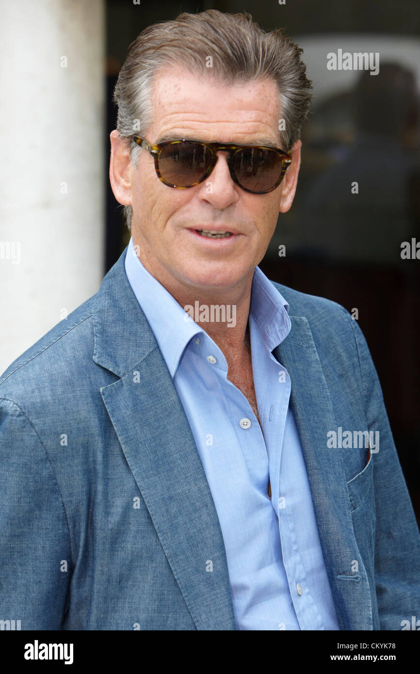 Venedig, Italien. 3. September 2012. 69. Filmfestspiele von Venedig. Schauspieler Pierce Brosnan kommt ein Hotel Excelsior. Stockfoto