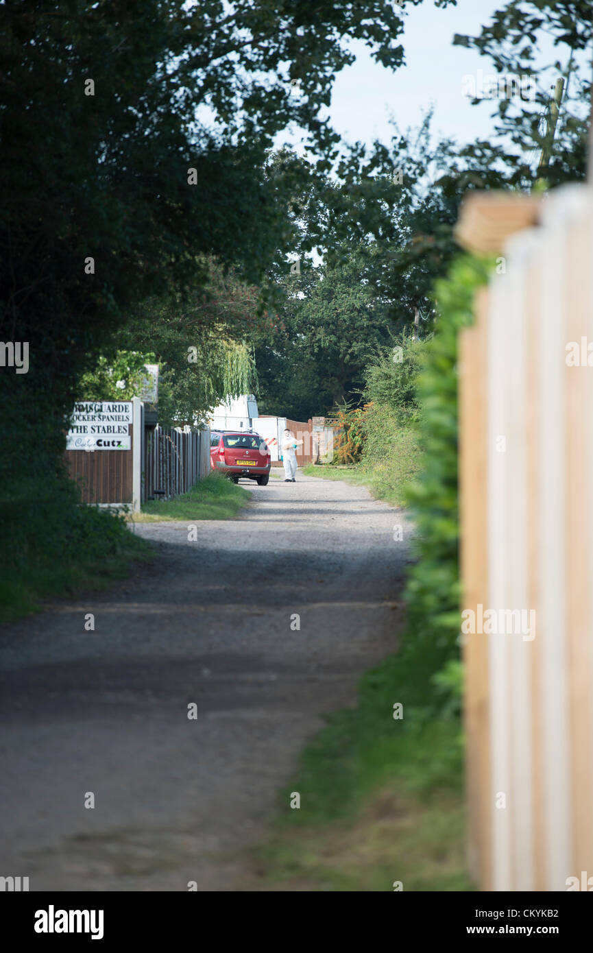 4. September 2012. Marmorkrebs Hill, Billericay, Essex. Polizei sperren Sie die Szene von einem doppelten shooting ab, dass sie gestern Abend genannt wurden. In der Eigenschaft entdeckten sie den Körper eines Mannes in seinen 30ern und eine Frau in den 70er Jahren. Beide hatten Schusswunden erlitten. Es wird vermutet, dass dieser Vorfall vor einigen Tagen aufgetreten sein könnten. Polizeistaat, dass zu dieser Zeit nicht für jemand anderen im Zusammenhang mit dem Vorfall suchen sind. Simon Ford/Alamy Live-Nachrichten Stockfoto