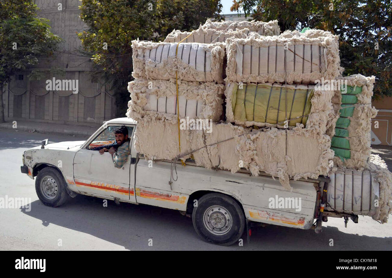 Ein Fahrzeug, das mit Ballen Baumwolle überfrachten bewegt sich in Richtung Zielort Verletzung der Verkehrsregeln und verursachen eine Panne in Quetta auf Dienstag, 4. September 2012. Stockfoto