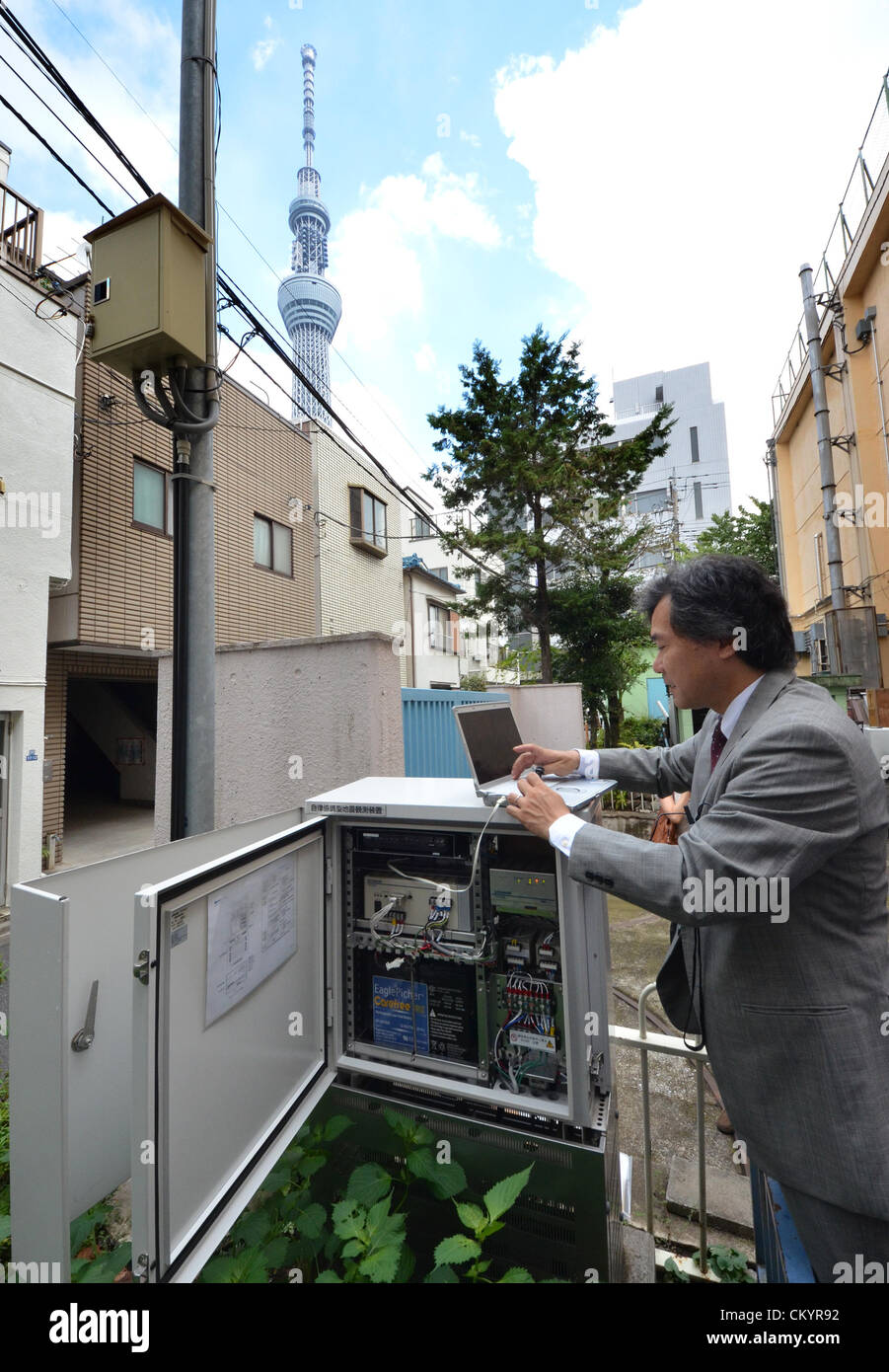 5. September 2012, prüft Tokyo, Japan - Shinichi Sakai, Associate Professor für Erdbeben Research Institute an der University of Tokyo, seismische Instrumentierung an einer Grundschule in Tokios Innenstadt Sumida Ward auf Mittwoch, 5. September 2012.   Es ist eine der 26 Instrumente richten Sie an öffentlichen Schulen in 23 Bezirke Tokios, seismische Aktivitäten zu überwachen. Im Januar kündigte Erdbeben Research Institute an der University of Tokyo war die Wahrscheinlichkeit, dass das Epizentrum Erdbeben Tokio innerhalb von vier Jahren erfolgt 70 %.  (Foto von Natsuki Sakai/AFLO) AYF - mis- Stockfoto