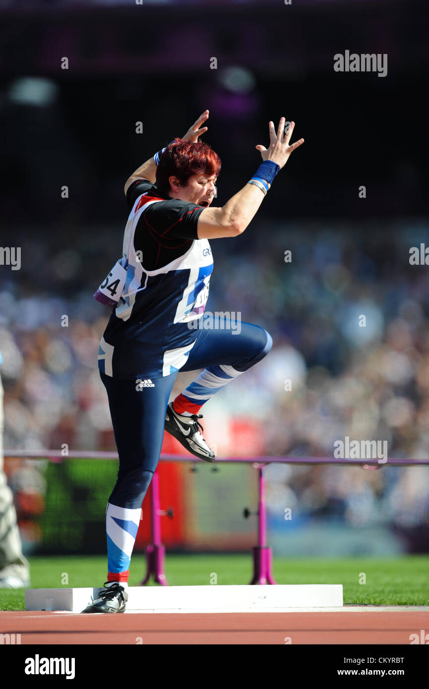 04.09.2012 London, England. Olympia-Stadion. Damen Kugelstoßen Finale. Sally Brown (GBR) konkurriert im Finale beim 5. Tag der Paralympics vom Olympiastadion entfernt. Stockfoto
