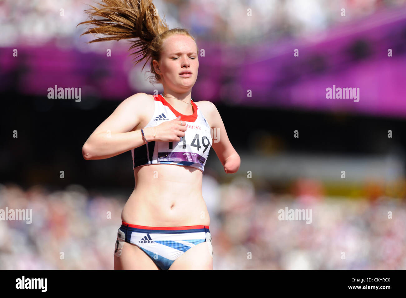 04.09.2012 London, England. Olympia-Stadion. Damen 100m T46 heizt. Sally Brown (GBR) konkurriert in der Hitze gewonnen durch Yunidis Castillo (CUB) während der 5. Tag der Paralympics vom Olympiastadion entfernt. Stockfoto