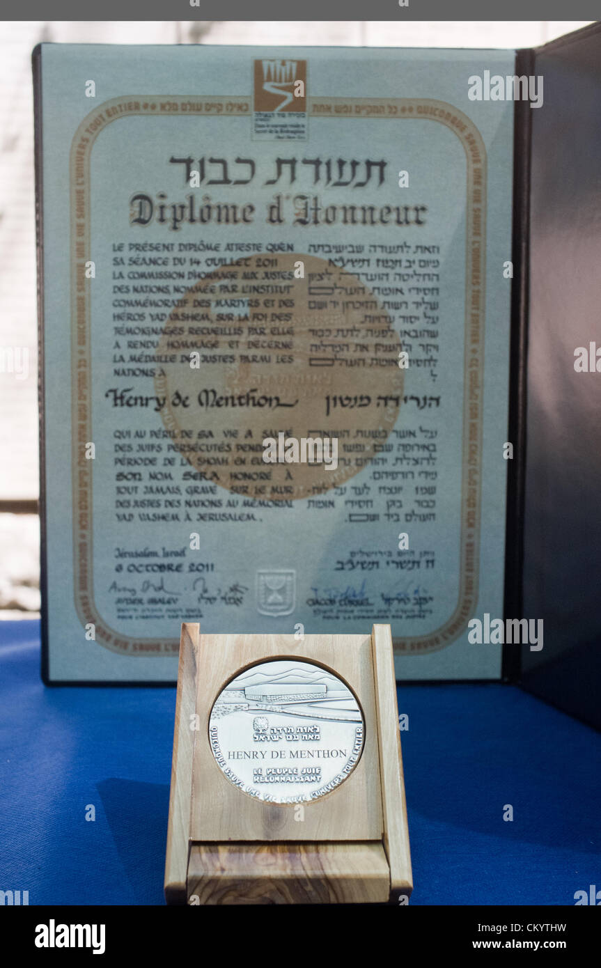 Jerusalem, Israel. 5. September 2012. Urkunde und Medaille zu Ehren Graf Henry de Menthon als Gerechte unter den Völkern, Enkel, Olivier de Menthon, bei einer Zeremonie im Yad Vashem Holocaust Museum präsentiert. Jerusalem, Israel. 5. September 2012.  Yad Vashem hält eine Zeremonie, die posthum ehrt Graf Henry de Menthon als Gerechte unter den Völkern. Die Veranstaltung findet im Beisein der Überlebende Dina Godschalk und französischer Botschafter in Israel er Christoph Bigot, Familie und Freunde. Stockfoto