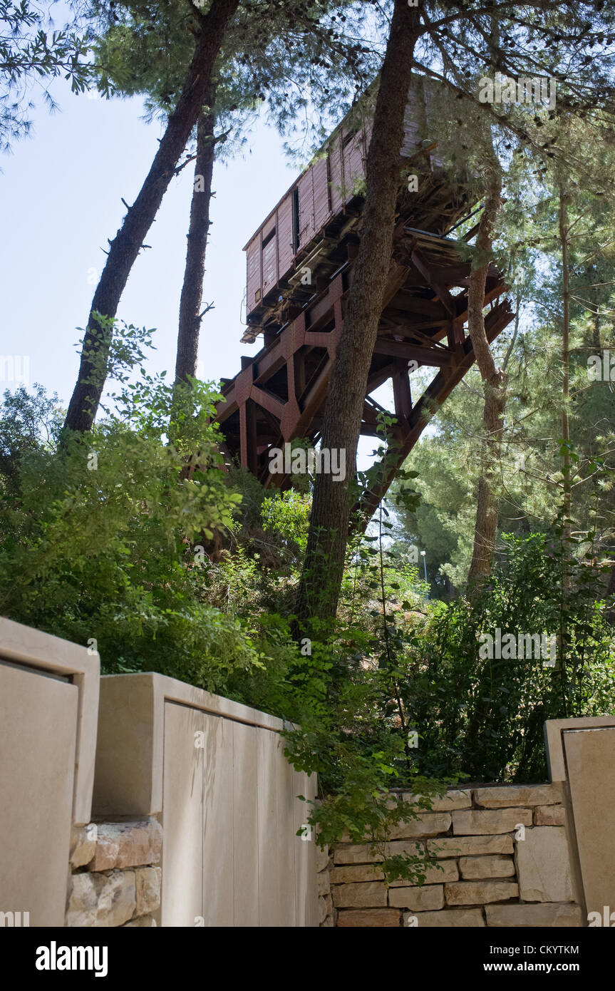 Jerusalem, Israel. 5. September 2012. Original deutscher Viehwaggon Raupenmobil dient als das Denkmal für die Deportierten, wie ein Mahnmal für die Millionen von Juden in Viehwaggons getrieben und aus ganz Europa in die Vernichtungslager transportiert. Jerusalem, Israel. 5. September 2012.   Yad Vashem hält eine Zeremonie, die posthum ehrt Graf Henry de Menthon als Gerechte unter den Völkern. Die Veranstaltung findet im Beisein der Überlebende Dina Godschalk und französischer Botschafter in Israel er Christoph Bigot, Familie und Freunde. Stockfoto