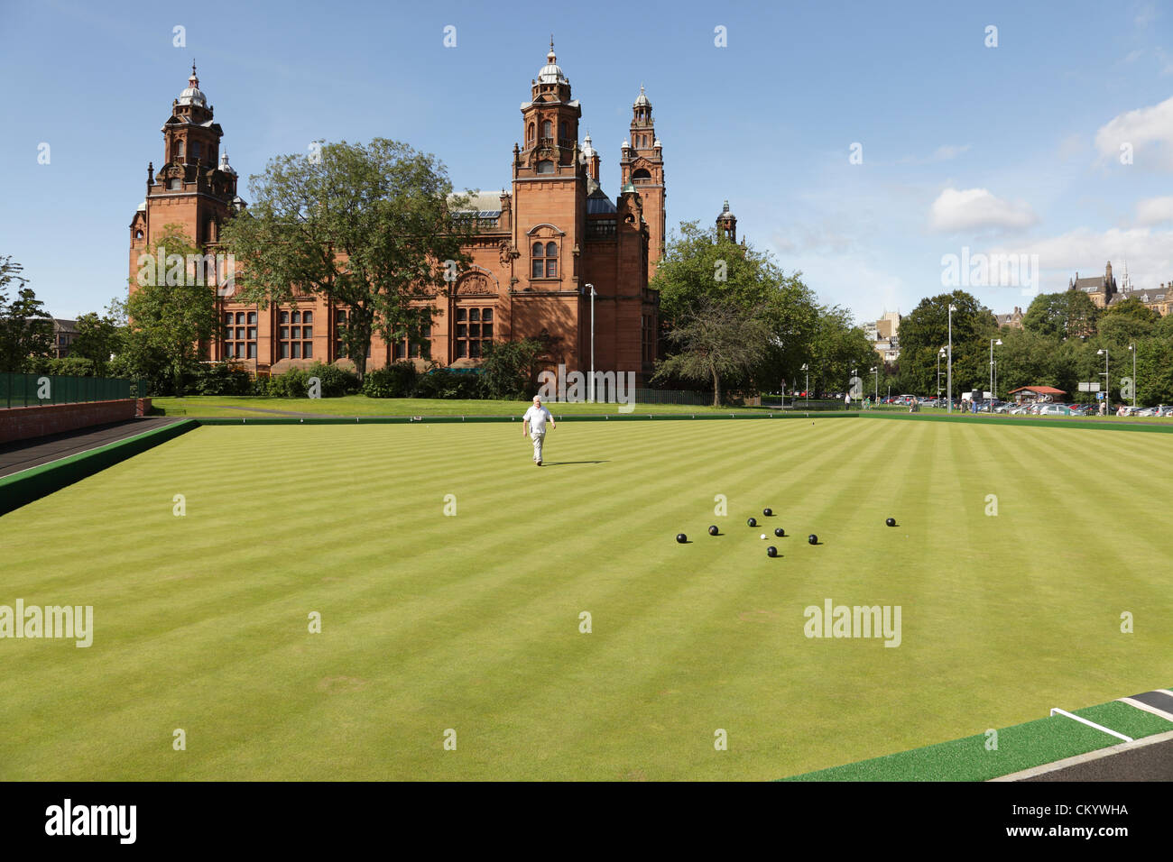 Kelvingrove Lawn Bowls Center, Glasgow, Schottland, Großbritannien, 5th. September, 2012. Amateur Bowler Jim Hutchison macht volle Nutzung des Spätsommersonnenscheins, um seine Bowling-Technik auf der vor kurzem wiedereröffneten und aufgerüsteten Rasenbowling Grüns, die in den Commonwealth Games 2014 verwendet werden üben wird. Stockfoto