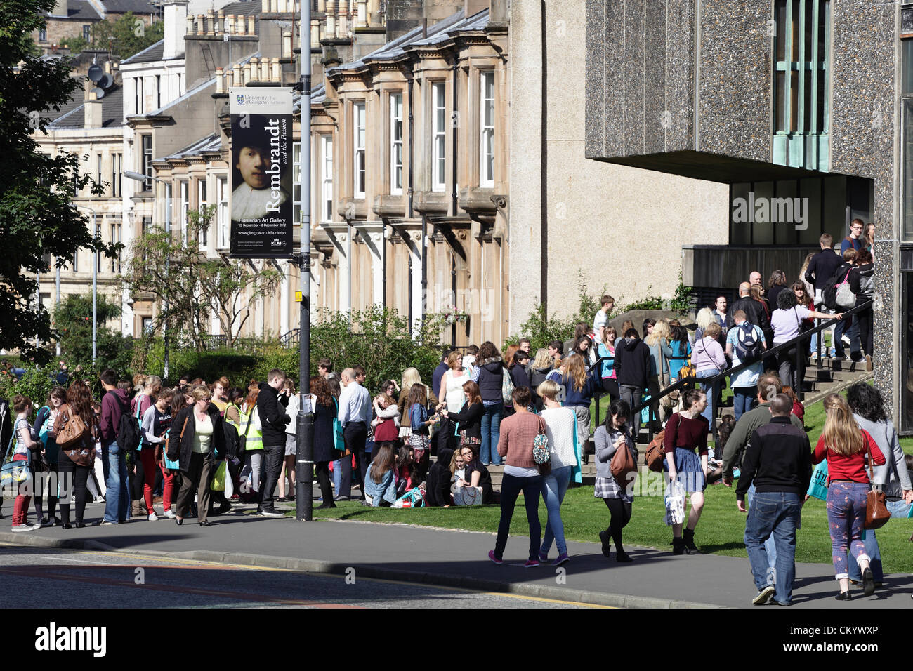 University Avenue, Glasgow, Schottland, Großbritannien, Mittwoch, 5. September 2012. Leute, die sich vor dem Boyd Orr Building am Gilmorehill Campus anstellen, um an einem geschäftigen Tag der offenen Tür der Universität von Glasgow teilzunehmen. Stockfoto