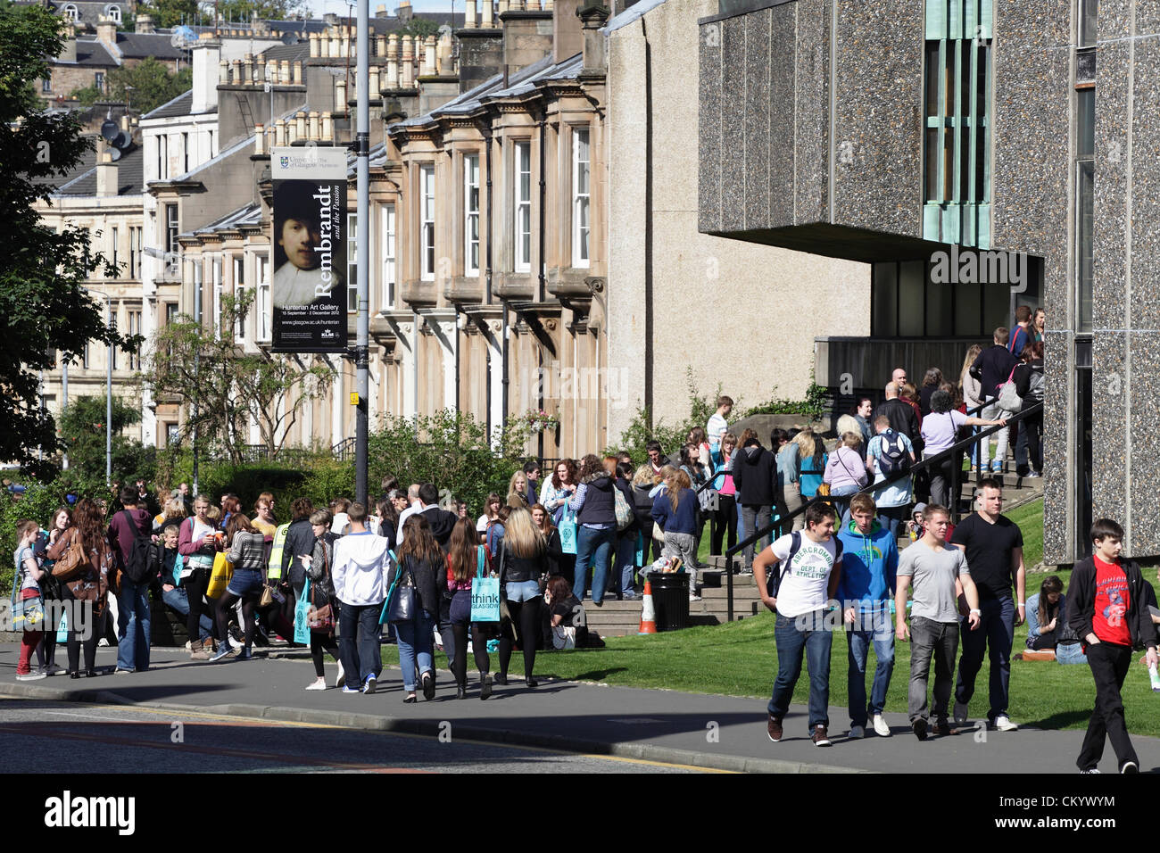 University Avenue, Glasgow, Schottland, Großbritannien, Mittwoch, 5. September 2012. Leute, die sich vor dem Boyd Orr Building am Gilmorehill Campus anstellen, um an einem geschäftigen Tag der offenen Tür der Universität von Glasgow teilzunehmen. Stockfoto