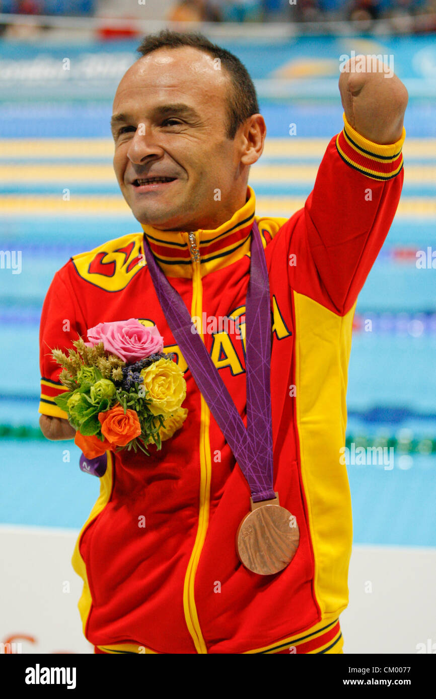 04.09.2012 abgehaltenen Aquatics Centre London, England, Paralympischen schwimmen. Herren 100m Brustschwimmen SB4 Medaillengewinner, Ricardo zehn (ESP) Bronze. Stockfoto