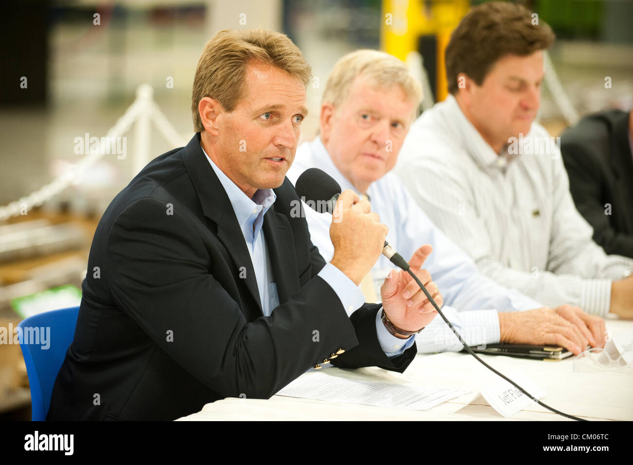 6. September 2012 - besucht Marana, Arizona, USA - Rep JEFF FLAKE (R -ARIZ), die GOP Kandidat gegen R. Carmona, ein Rüstungsunternehmen Tucson, Arizona, über die Auswirkungen von möglichen Budget-Sequestrierung im Jahr 2013 zu hören.  Flocke stimmte gegen das Budget Control Act, die automatische, lineare Haushaltskürzungen auferlegt, wenn der Haushaltsausschuss $ 1,2 Billionen aus dem Defizit nicht schneiden kann.  In einem Roundtable-Gespräch mit mehrere pensionierter USAF Generäle umgeben ein Großteil der Diskussion das umkämpfte Billionen-Dollar-Joint Strike Fighter (f-35) Programm und die möglichen Folgen für die Tucson-ar Stockfoto