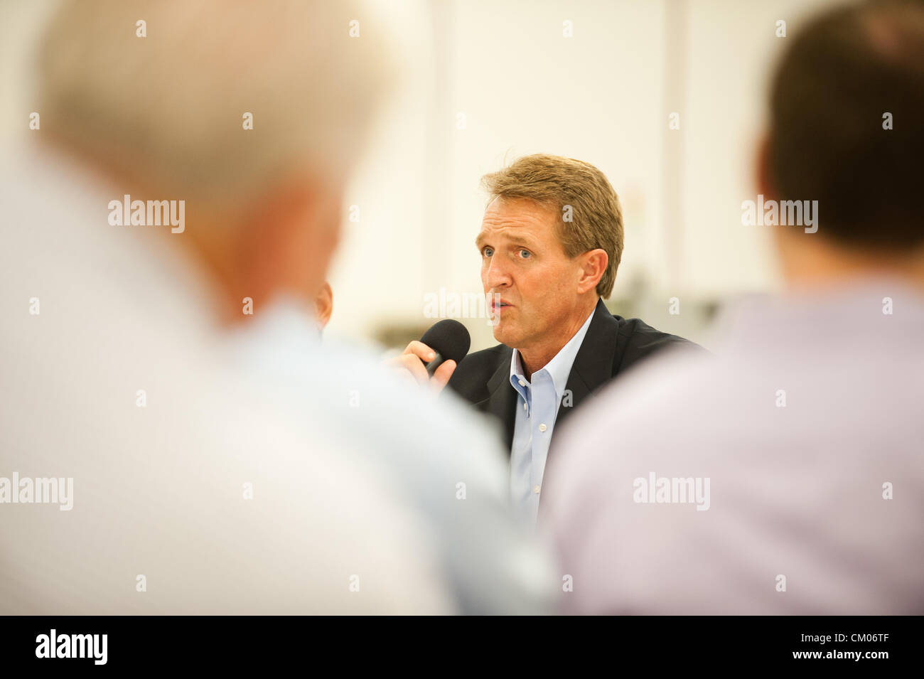 6. September 2012 - besucht Marana, Arizona, USA - Rep JEFF FLAKE (R -ARIZ), die GOP Kandidat gegen R. Carmona, ein Rüstungsunternehmen Tucson, Arizona, über die Auswirkungen von möglichen Budget-Sequestrierung im Jahr 2013 zu hören.  Flocke stimmte gegen das Budget Control Act, die automatische, lineare Haushaltskürzungen auferlegt, wenn der Haushaltsausschuss $ 1,2 Billionen aus dem Defizit nicht schneiden kann.  In einem Roundtable-Gespräch mit mehrere pensionierter USAF Generäle umgeben ein Großteil der Diskussion das umkämpfte Billionen-Dollar-Joint Strike Fighter (f-35) Programm und die möglichen Folgen für die Tucson-ar Stockfoto