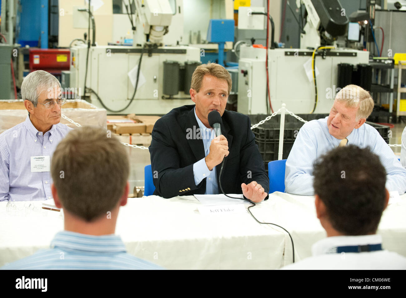 6. September 2012 - besucht Marana, Arizona, USA - Rep JEFF FLAKE (R -ARIZ), Center, die GOP Kandidat gegen R. Carmona, ein Rüstungsunternehmen Tucson, Arizona, über die Auswirkungen von möglichen Budget-Sequestrierung im Jahr 2013 zu hören.  Flocke stimmte gegen das Budget Control Act, die automatische, lineare Haushaltskürzungen auferlegt, wenn der Haushaltsausschuss $ 1,2 Billionen aus dem Defizit nicht schneiden kann.  In einem Roundtable-Gespräch mit mehrere pensionierter USAF Generäle umgeben ein Großteil der Diskussion das umkämpfte Billionen-Dollar-Joint Strike Fighter (f-35) Programm und die möglichen Folgen für die T Stockfoto