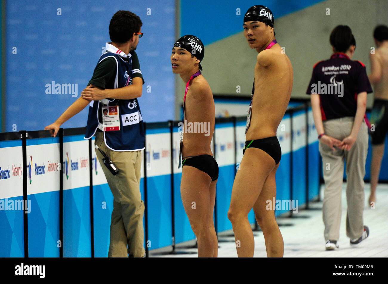 07.09.2012 Stratford, England. Tao Zheng und Fangyu Luo von China sehen den zweiten Lauf der Männer 50 m Schmetterling S6 während am Tag 9 der Paralympischen Spiele in London 2012 an das Aquatic Centre. Stockfoto