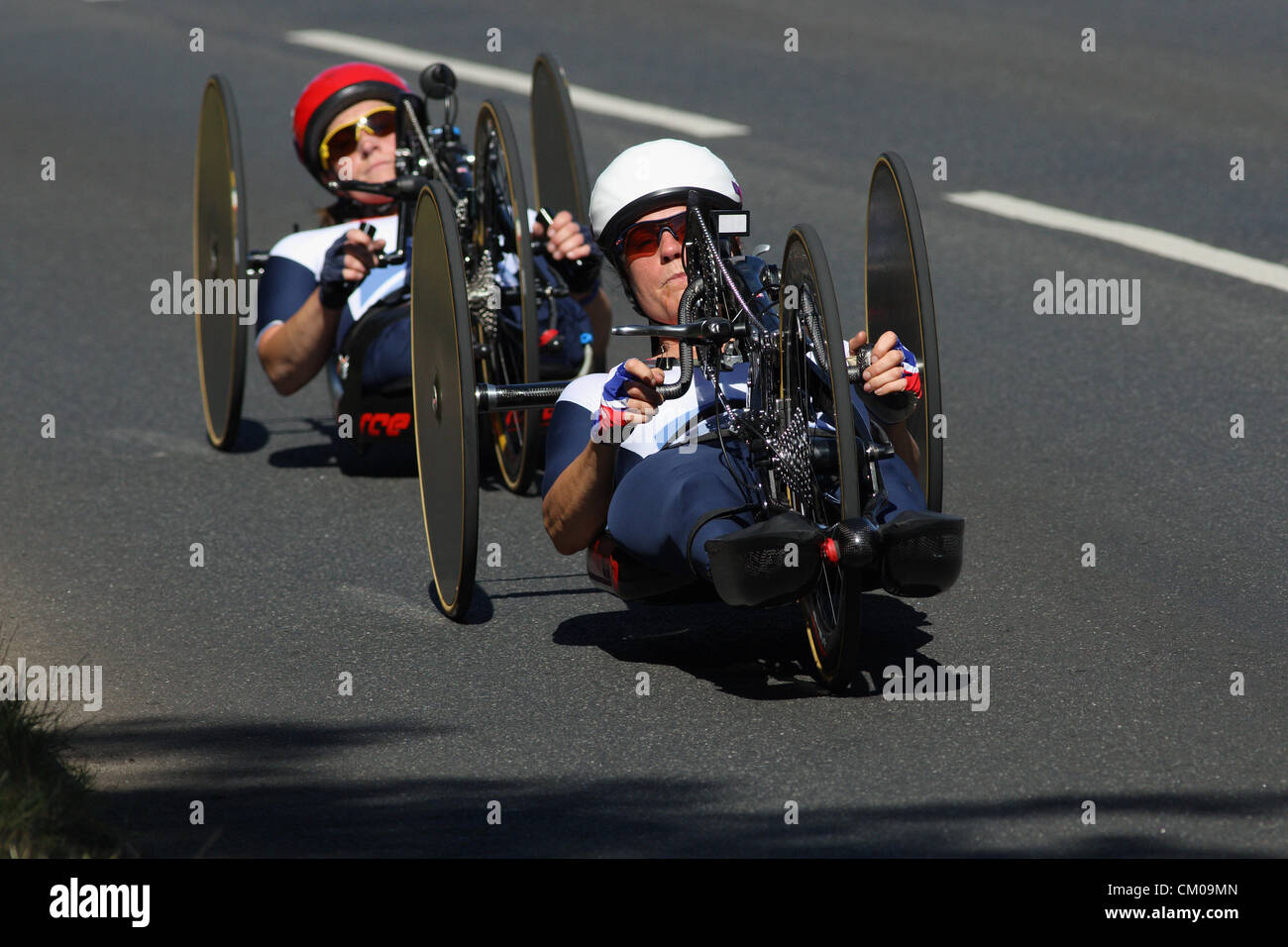 Kent, UK. Freitag, 7. September 2012. Rachel Morris jagt Karen Darke Scratchers Gasse während der einzelnen H 1-3 Straßenrennen bei den paralympischen Radsport-Event in Brands Hatch, Kent. Rachel Morris gewann die Bronzemedaille mit Karen Darke Platz 4. Beide hatten zur gleiche Zeit von 1 h 43mins 8 Sekunden. Bildnachweis: Steve Hickey / Alamy Live News Stockfoto