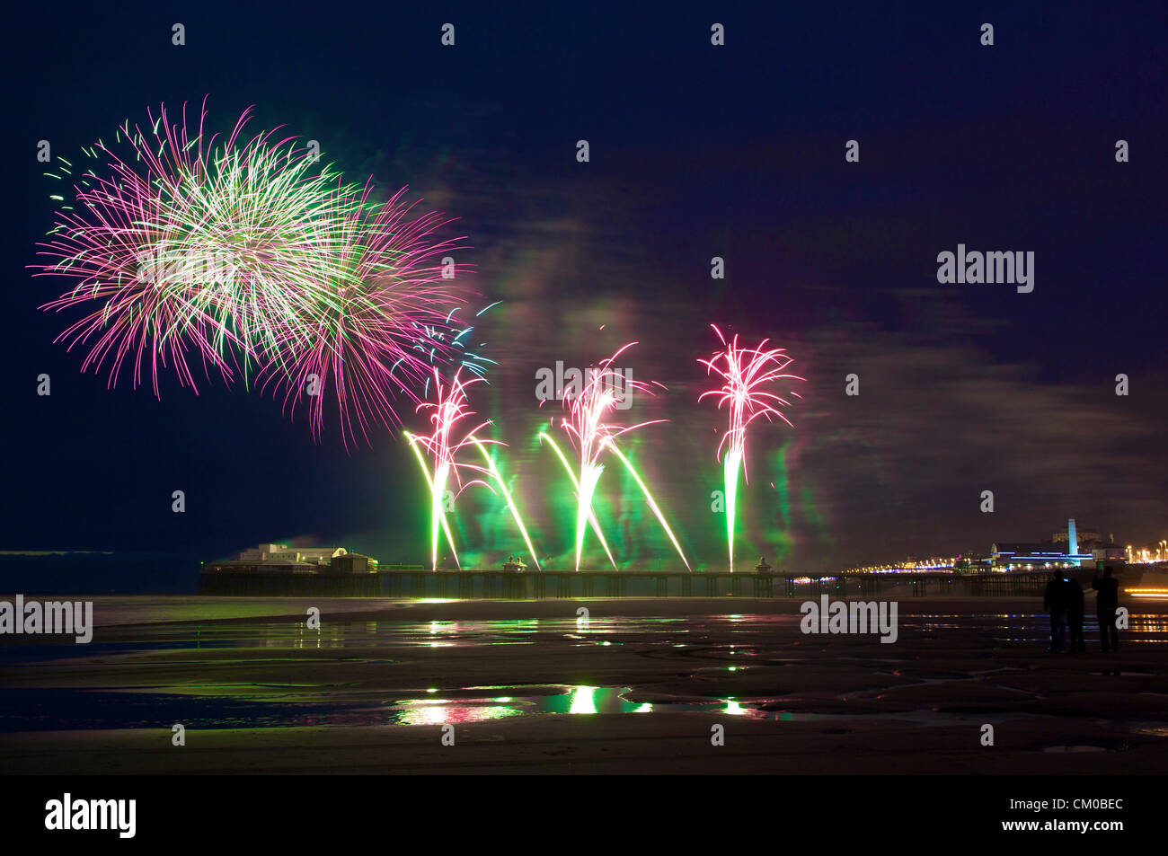 Blackpool, UK. 7. September 2012 Feuerwerk-WM 2012 startet am Nord-Pier, Blackpool. Kanada erleuchten den Himmel mit einem spektakulären Feuerwerk. Bildnachweis: Kevin Walsh / Alamy Live News Stockfoto