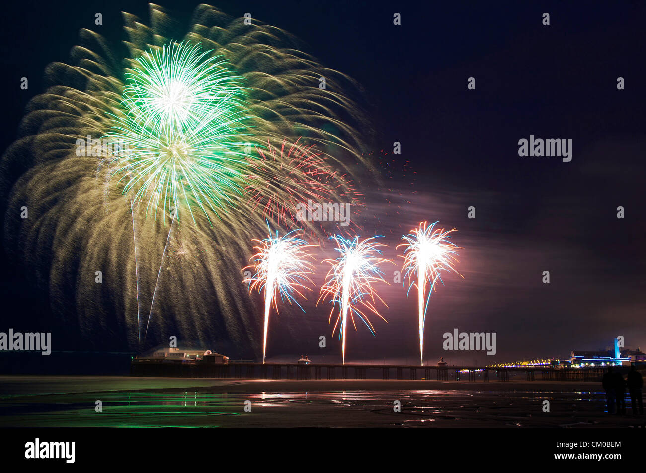 Blackpool, UK. 7. September 2012 Feuerwerk-WM 2012 startet am Nord-Pier, Blackpool. Kanada erleuchten den Himmel mit einem spektakulären Feuerwerk. Bildnachweis: Kevin Walsh / Alamy Live News Stockfoto