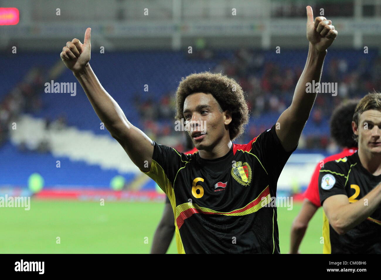 Cardiff, Wales, UK. Freitag, 7. September 2012 im Bild: Axel Witsel von Belgien danke Team Anhänger am Ende des Spiels.  Re: FIFA 2014 World Cup Qualifier, Wales / Belgien im Cardiff City Stadium, Südwales. Stockfoto