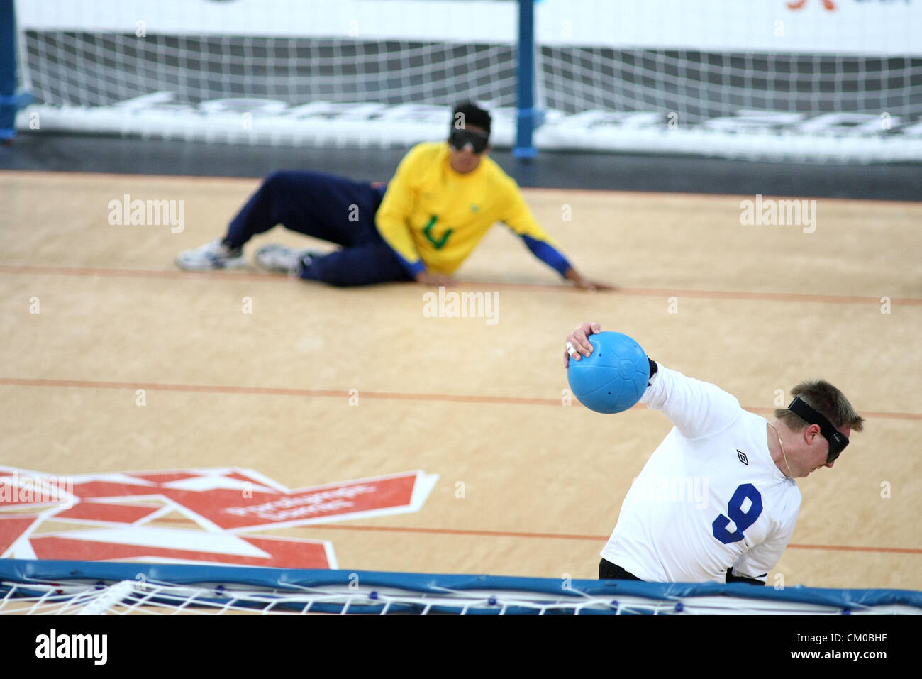 7.09.2012 London, England. Petri Posio (FIN) (weiß) in Aktion im Spiel Goldmedaille von den Männern Goalball während Tag 9 der Paralympics London aus der Kupfer-Box Stockfoto