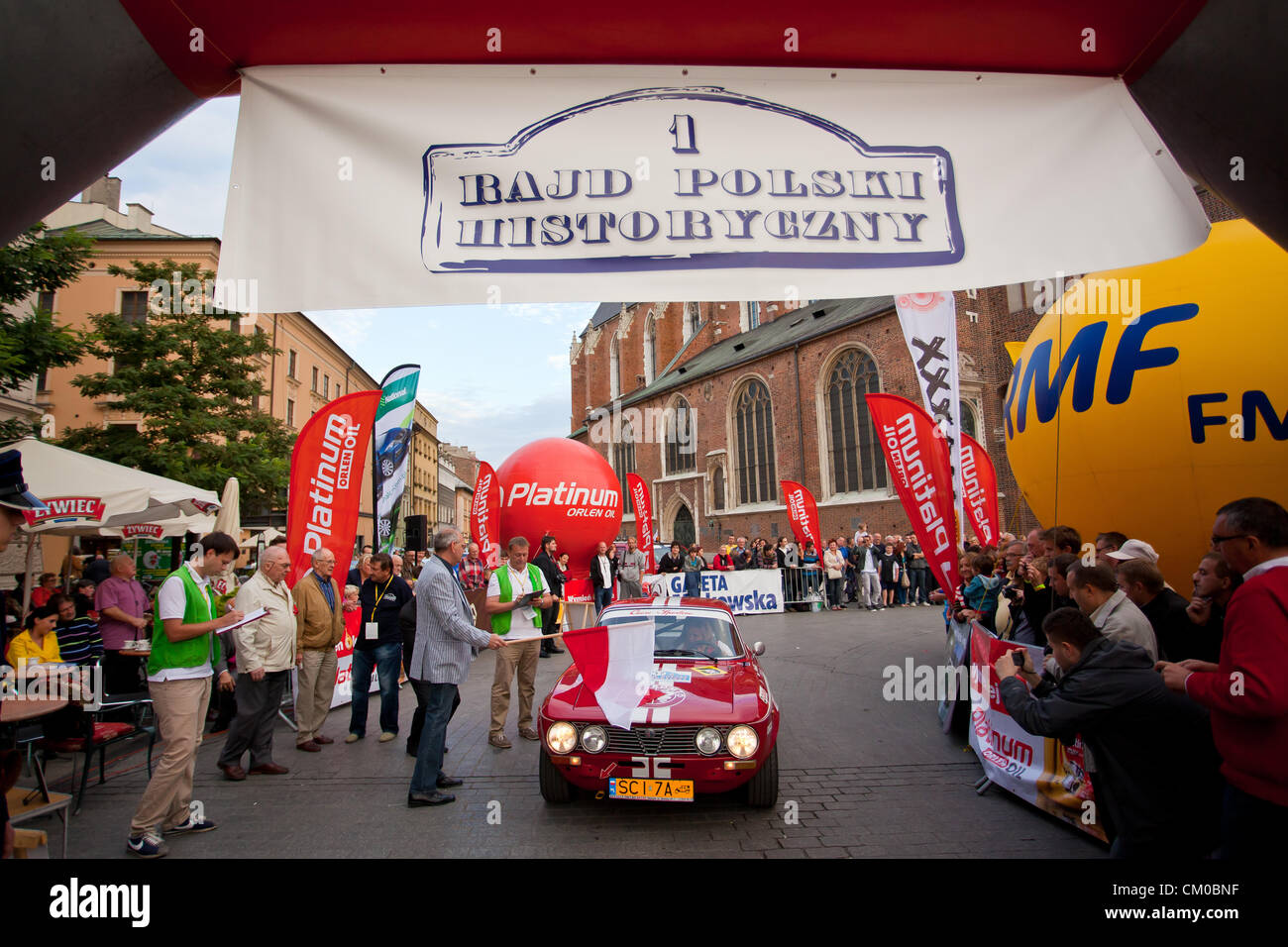 7. September 2012. Krakau, Polen - Beginn des 1. historischen Rallye Polen. Die Rallye beziehen sich auf die Tradition der Polen-Rallye und seine Formel zur Rallye Monte Carlo Historique. Rallye Polen ist das zweite älteste Automobil Rallye der Welt, nach der berühmten Rallye Monte Carlo. Es ist auch die renommierte und größte Veranstaltung im Automobil Sport in Polen und Mitteleuropa. Die erste Ausgabe der Rallye fand im Jahre 1921. Heute wurde zum ersten Mal seine historische Ausgabe gestartet. Stockfoto