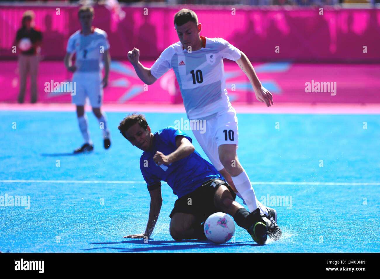 07.09.2012 London, England. Flussufer-Arena. 7 ein kleines Fußballfeld. Großbritannien gegen Argentinien. Jonny Patterson in Aktion für Großbritannien während Tag 9 der Paralympics vom Flussufer Arena. Ergebnis: Großbritannien 3-4 Argentinien a.e.t Stockfoto