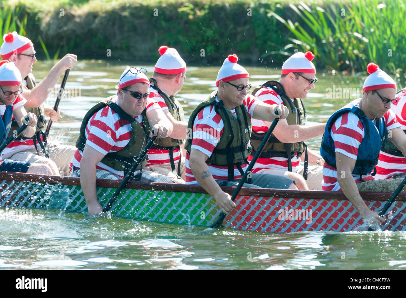 CAmbridge, UK. 8. September 2012. Konkurrenten genießen das Spätsommer-Wetter Cambridge Dragon Boat Festival, auf dem Fluss Cam Fen Ditton Cambridge UK, 8. September 2012.  Rund 50 Teams aus lokalen Organisationen nahmen Teil an den Rennen der 30 Fuß langen chinesischen Drachenbooten um Geld für die East Anglian Kinder Hospize paddeln. Bildnachweis: Julian Eales / Alamy Live News Stockfoto