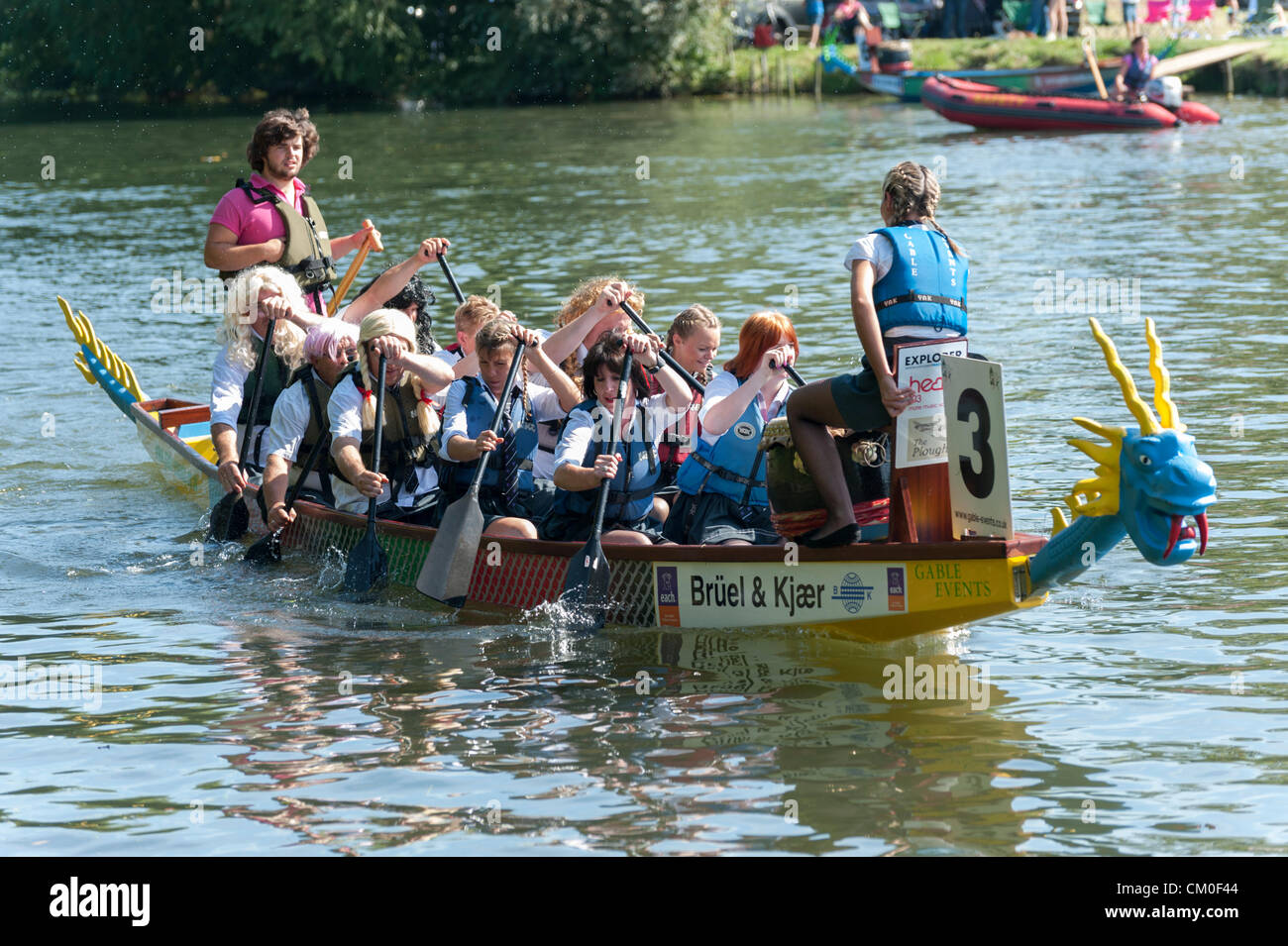 CAmbridge, UK. 8. September 2012. Konkurrenten genießen das Spätsommer-Wetter Cambridge Dragon Boat Festival, auf dem Fluss Cam Fen Ditton Cambridge UK, 8. September 2012.  Rund 50 Teams aus lokalen Organisationen nahmen Teil an den Rennen der 30 Fuß langen chinesischen Drachenbooten um Geld für die East Anglian Kinder Hospize paddeln. Bildnachweis: Julian Eales / Alamy Live News Stockfoto