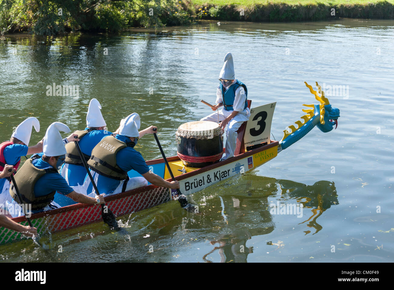 CAmbridge, UK. 8. September 2012. Konkurrenten genießen das Spätsommer-Wetter Cambridge Dragon Boat Festival, auf dem Fluss Cam Fen Ditton Cambridge UK, 8. September 2012.  Rund 50 Teams aus lokalen Organisationen nahmen Teil an den Rennen der 30 Fuß langen chinesischen Drachenbooten um Geld für die East Anglian Kinder Hospize paddeln. Bildnachweis: Julian Eales / Alamy Live News Stockfoto