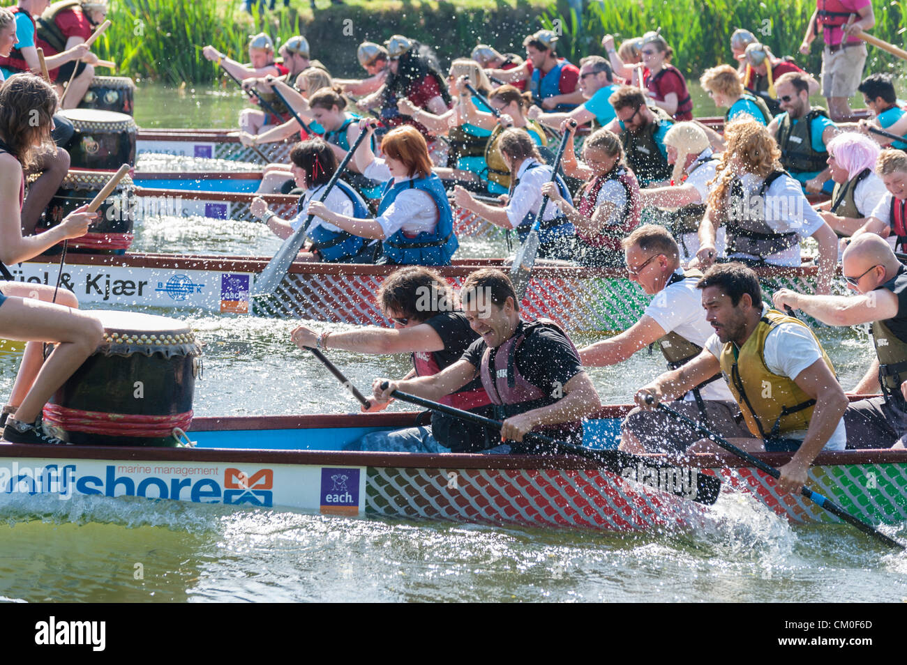 CAmbridge, UK. 8. September 2012. Konkurrenten genießen das Spätsommer-Wetter Cambridge Dragon Boat Festival, auf dem Fluss Cam Fen Ditton Cambridge UK, 8. September 2012.  Rund 50 Teams aus lokalen Organisationen nahmen Teil an den Rennen der 30 Fuß langen chinesischen Drachenbooten um Geld für die East Anglian Kinder Hospize paddeln. Bildnachweis: Julian Eales / Alamy Live News Stockfoto